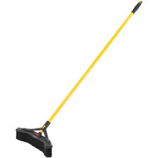 Rubbermaid Comm. Maximizer Push/Center 18" Broom